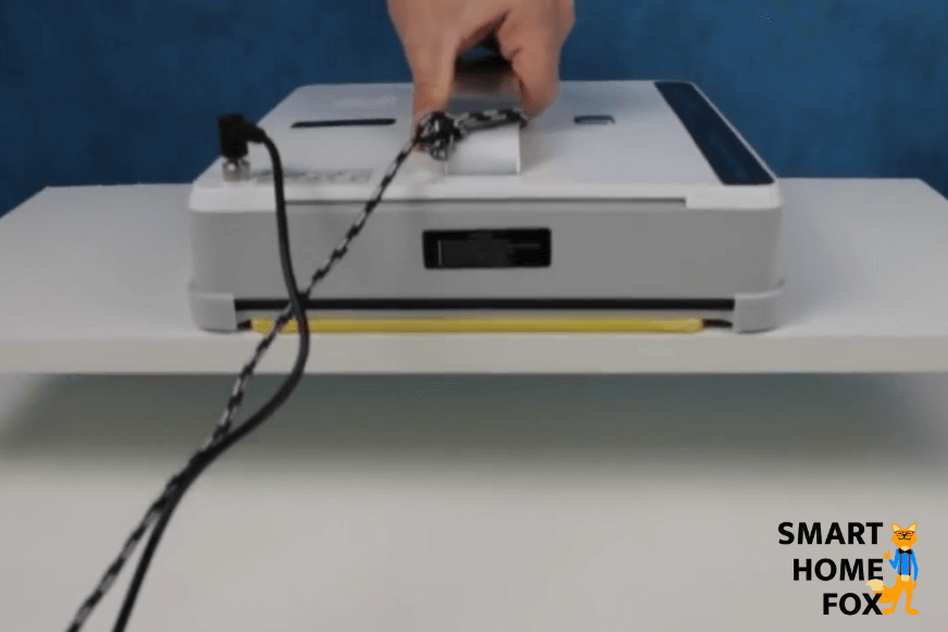 Вы можете увидеть, как робот для мытья окон присасывается к панели и с его помощью ее можно поднять вверх